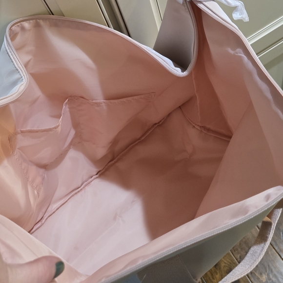 NWT Victoria's Secret Light Pink Metallic Duffle Bag - Picture 7 of 11